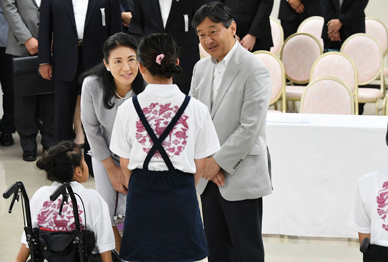 JR京都駅に到着された雅子さまは笑顔でお手ふりを（10月2日）
