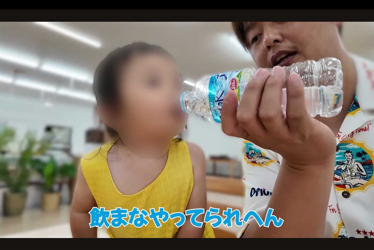 「日中、お酒飲んだら熱中症になりそうで怖いけど、この暑さは飲んじゃうよね」と発言した上でビールらしき飲み物を飲んだ家族系YouTuber『ばつまる夫婦』夫の“ジョニー”ことHIRO（YouTubeチャンネルより、一部編集部で加工）