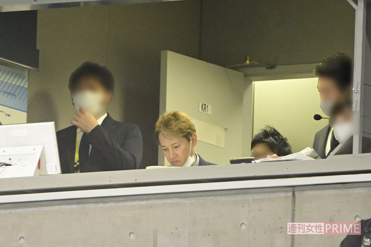 試合中盤までは放送ブースで座りっぱなしだった中居正広。資料を読むなどしてリポートに備えている