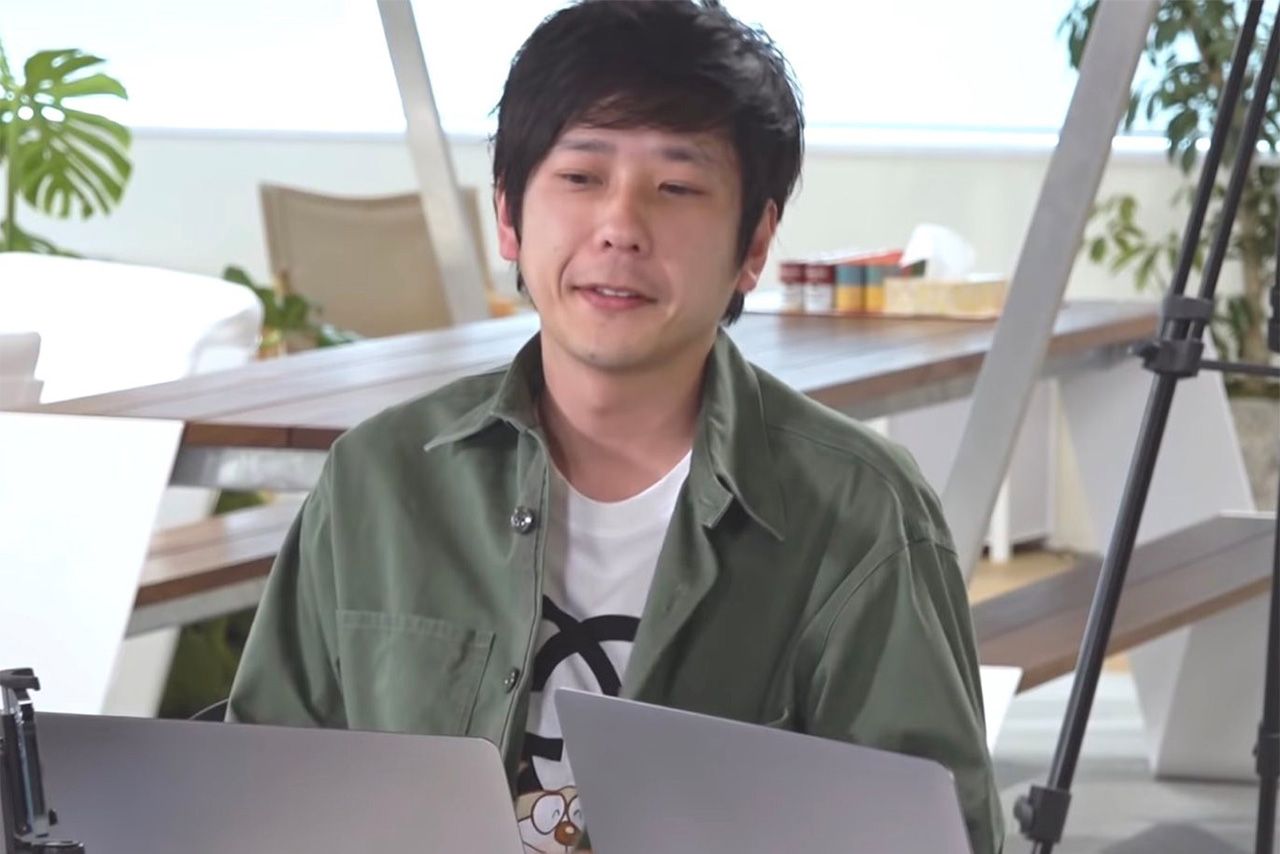 自身のYouTube動画でも、GUCCIコラボTシャツを着用していた二宮和也（公式YouTubeより）