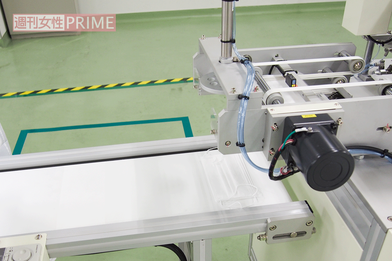 【5払い出し】できあがったマスクが次々に流れ出てくる