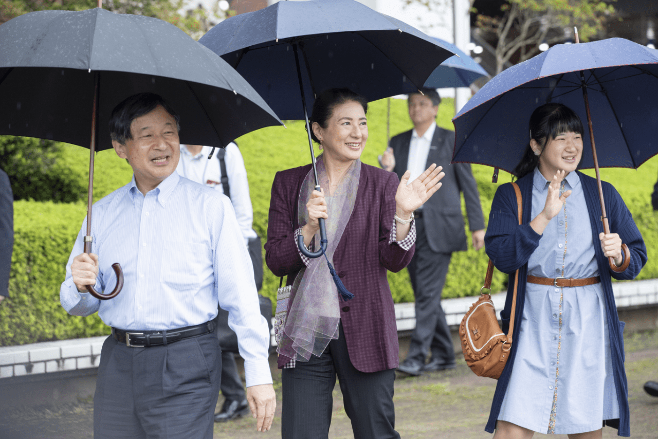'19年8月、静養のため那須塩原駅に到着されたご一家。駅に集まった人々と交流された