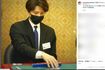 「新人研修」という名札をつけ、麻雀をする田口淳之介(公式インスタグラムより)