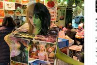 サニバニ氏が映画『ウィキッド ふたりの魔女』のイベントに“ド派手ファッション”で登場も被害者発生で批…