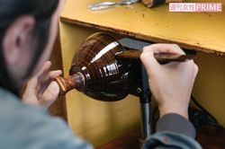 仕上げの「上漆」。季節や天候で変化する温度、湿度を見極めながら均一な商品を作る必要がある　撮影／Rui Izuchi