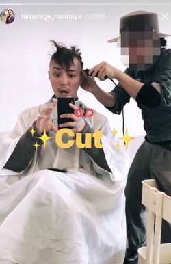 インスタに投稿された髪を切る様子