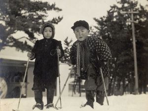 7歳のとき。故郷・秋田でスキーをはいて