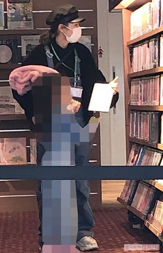 レンタルビデオコーナーで娘と楽しそうに話していた若槻千夏