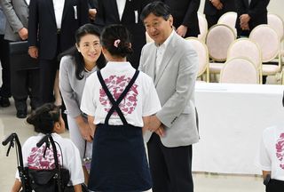 JR京都駅に到着された雅子さまは笑顔でお手ふりを（10月2日）