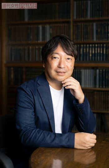 伊与原新伊与原新（いよはら・しん）／1972年、大阪府生まれ。神戸大学理学部卒業後、東京大学大学院理学系研究科で地球惑星科学を専攻し、博士課程修了。大学勤務を経て、2010年『お台場アイランドベイビー』で横溝正史ミステリ大賞を受賞。2019年『月まで三キロ』で新田次郎賞など受賞。『八月の銀の雪』は、直木賞候補となり、2021年本屋大賞6位に入賞。撮影／矢島泰輔