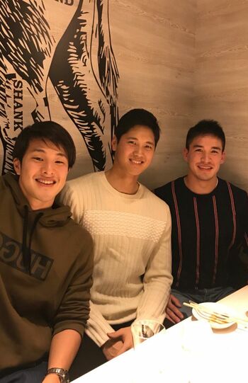 ’18年に水泳の瀬戸大也、柔道のベイカー茉秋の同級生3人で食事をした大谷（ベイカー茉秋ツイッターより）