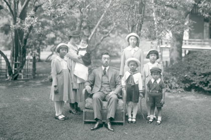 1939（昭和14）年に撮影された、昭和天皇ご一家。前列左から鷹司和子さん、昭和天皇、上皇さま、常陸宮さま。後列左から香淳皇后、島津貴子さん、東久邇成子さん、池田厚子さん