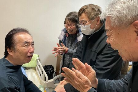 寝たきりになった彰さんを楽しませようと、フレンズのメンバーが笑顔で訪問する