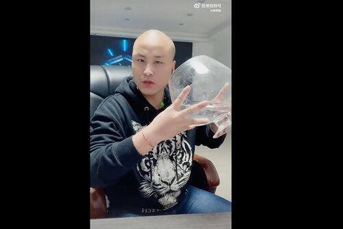 中国版TikTok『抖音』の生配信でアルコールを過剰摂取し、死亡した三千哥（サンチェングア）さん