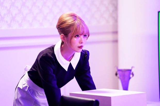 お手伝いさん役を演じる益若つばさ　（C）2019映画「翔んで埼玉」製作委員会