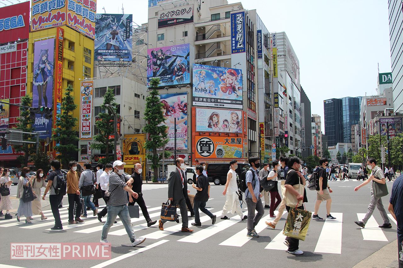 事件発生から13年を迎えた秋葉原の交差点を行き交う人々。6月8日には犠牲者を弔う献花台が設けられた（'21年）
