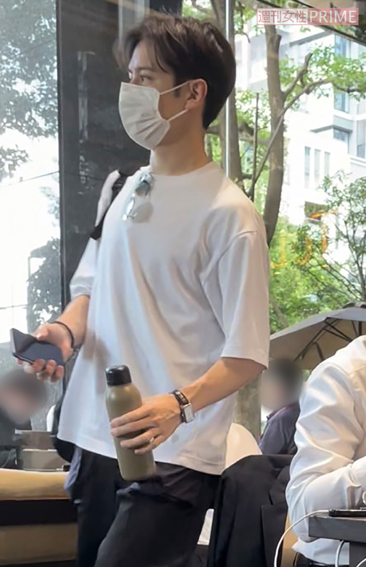 カフェを出ていくウエンツ瑛士を目撃。その手にはマイボトルが握られている