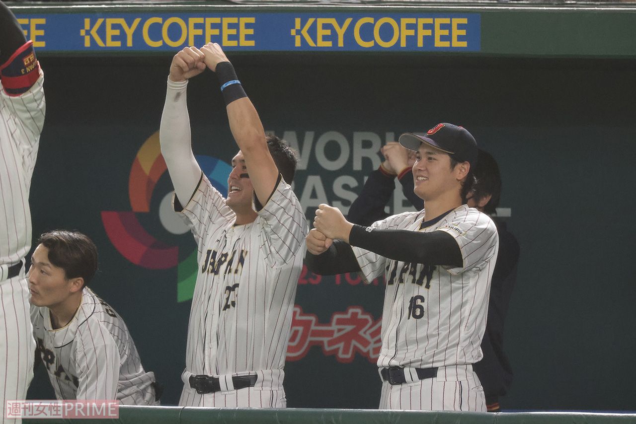 ペッパーミルパフォーマンスをする大谷選手とヌートバー選手