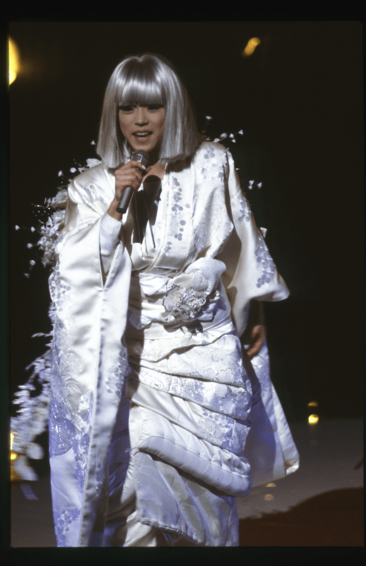 『DESIRE』で'86年の『紅白歌合戦』に出場。紅組なのに全身白い衣装が話題に