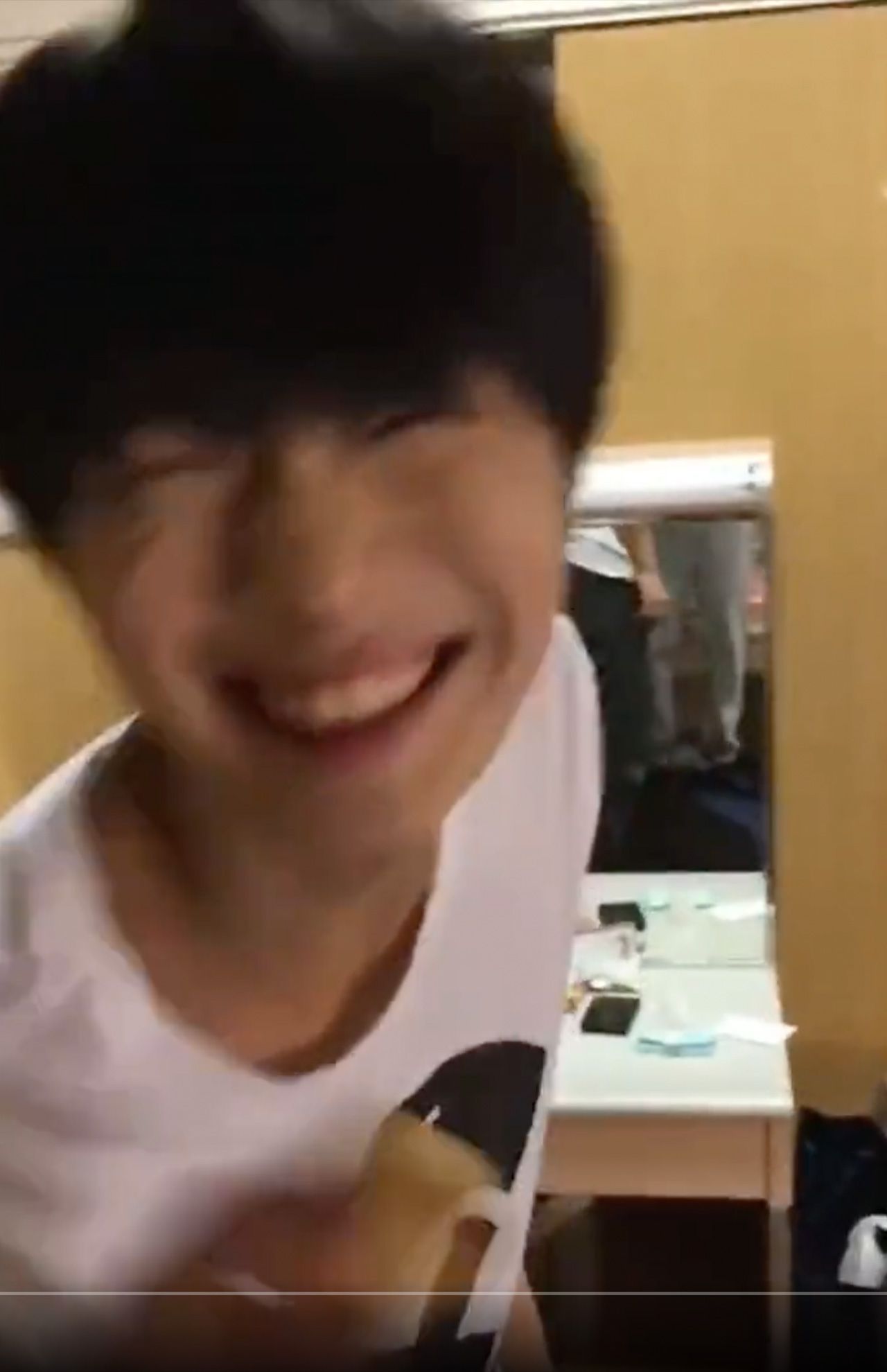 SNS拡散された『美少年』那須雄登とされる男性の動画、シュークリームを投げつけてハイテンションに