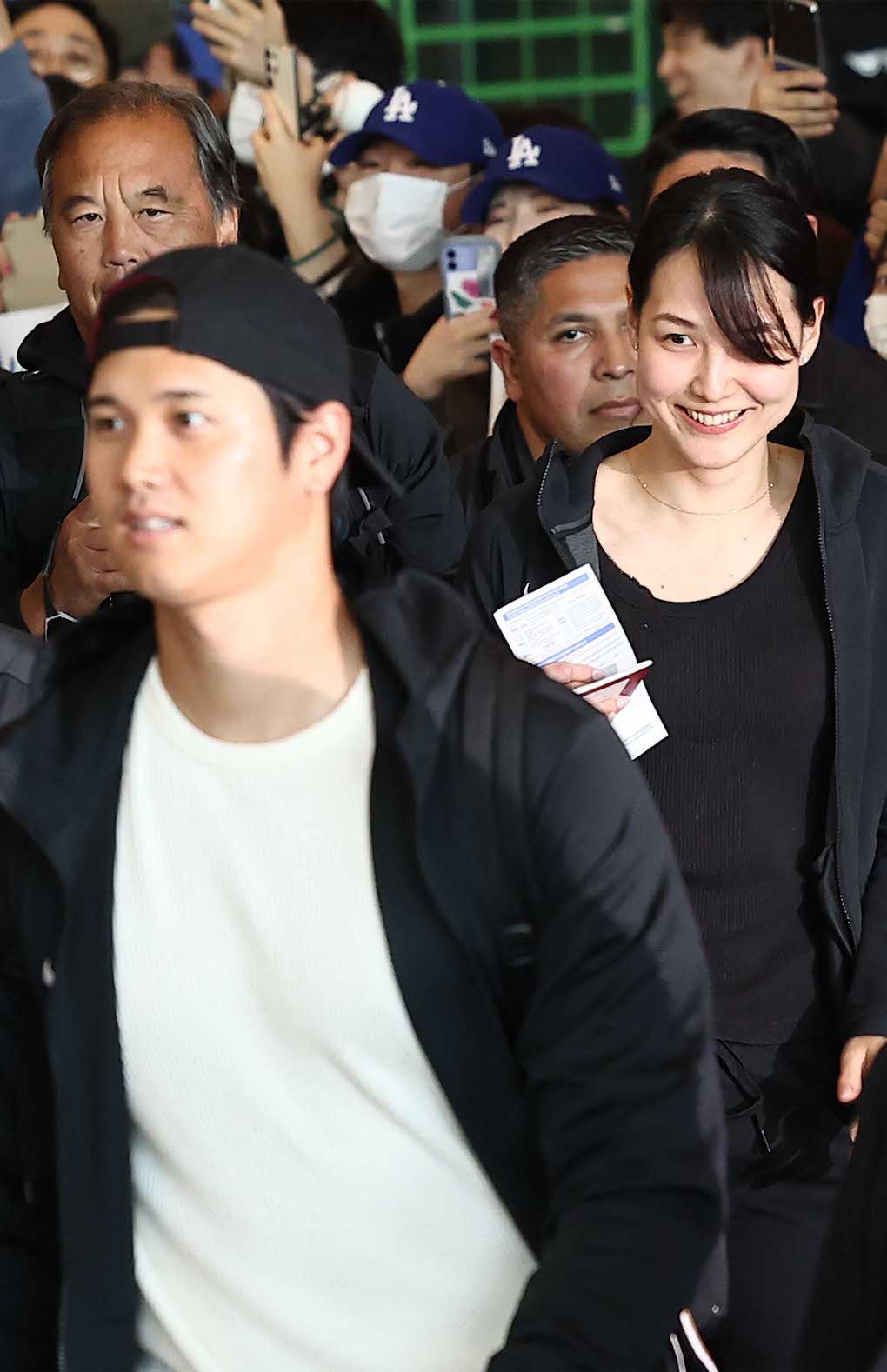 3月15日、開幕戦が行われる韓国に到着したときの大谷。真美子夫人も同行していた　写真/共同通信社