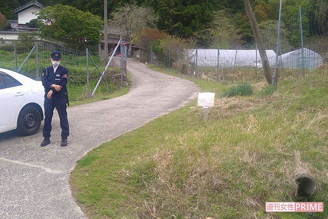 《京都南丹市事件》逮捕された安達優希容疑者の自宅前にはまだ警官の姿が（4月22日）