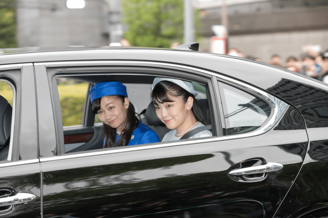 上皇さまの「退位礼正殿の儀」に参列するため、皇居に入る佳子さまと眞子さん（2019年4月30日）