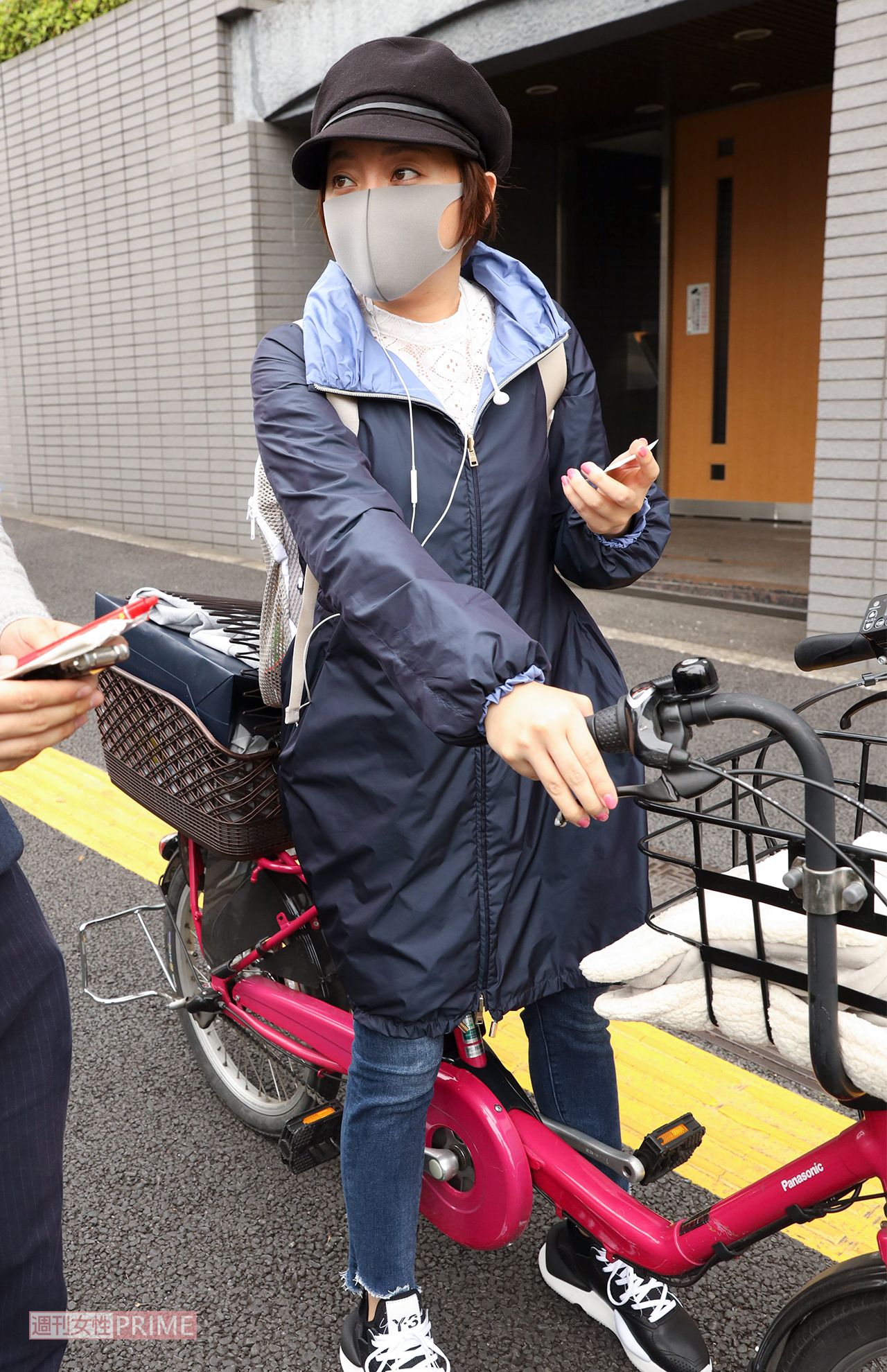 '19年4月、自転車を押しながら取材に応じた加藤綾菜