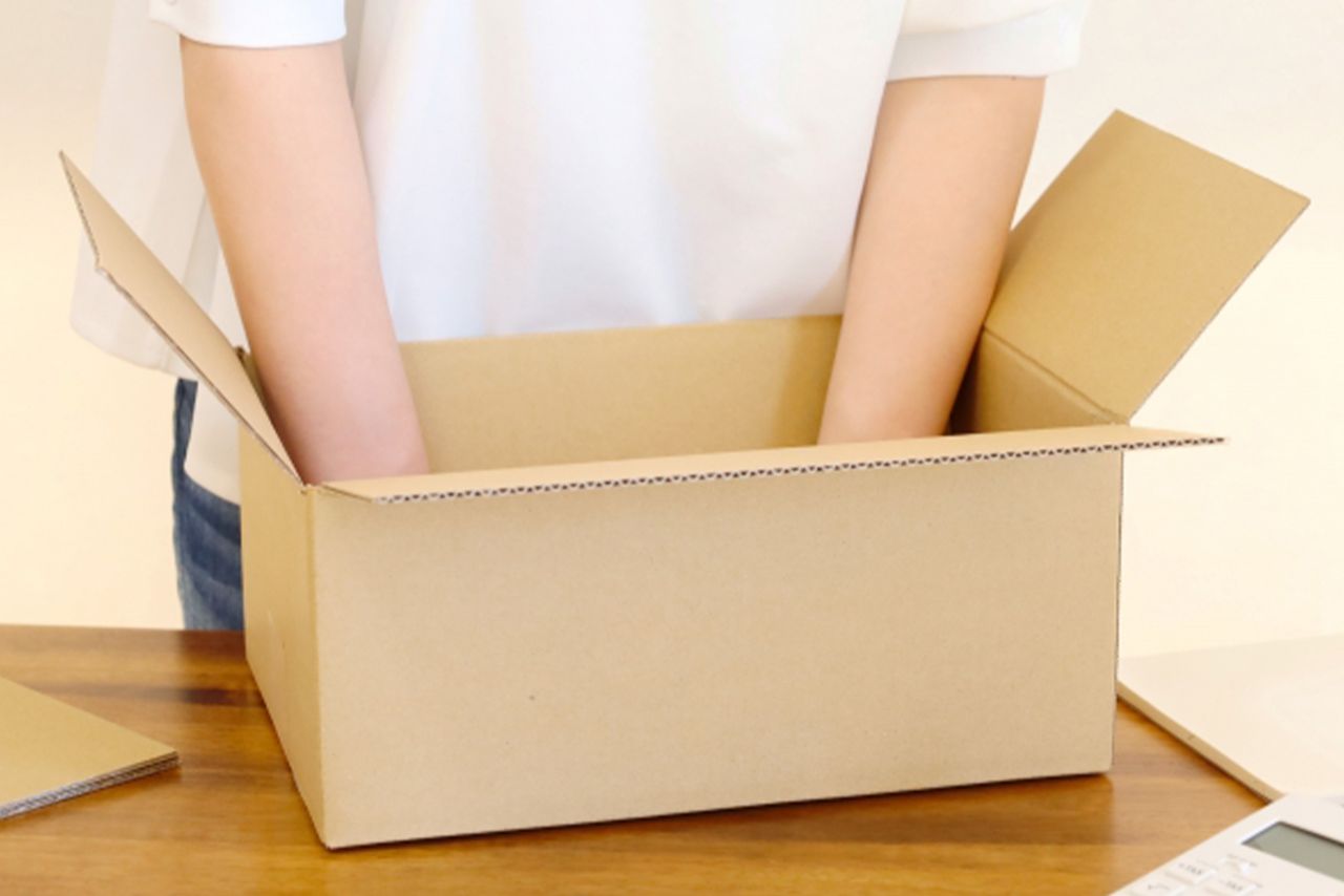 「内職は私も経験があり、段ボール1箱分シール貼りを行って1000円ほどもらえました。時給換算するとかなり安いですが」（野川さん）※写真はイメージです