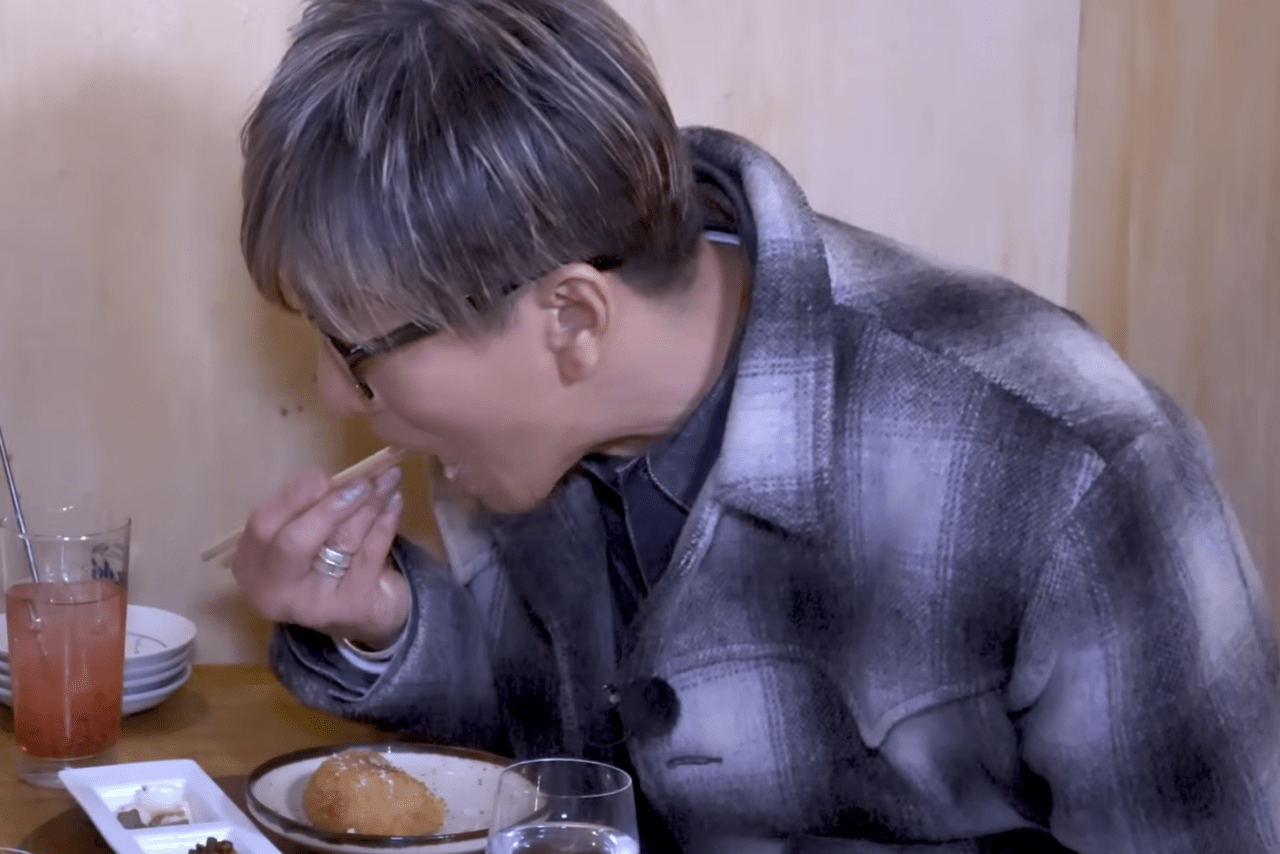 肘をつきながら食事をする木村拓哉（木村拓哉公式YouTubeチャンネル）