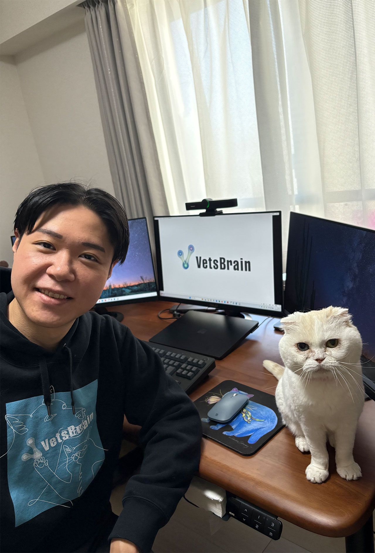 現在は妻と保護猫と暮らす。「動物たちを幸せにする仕事をしていきたいですね」