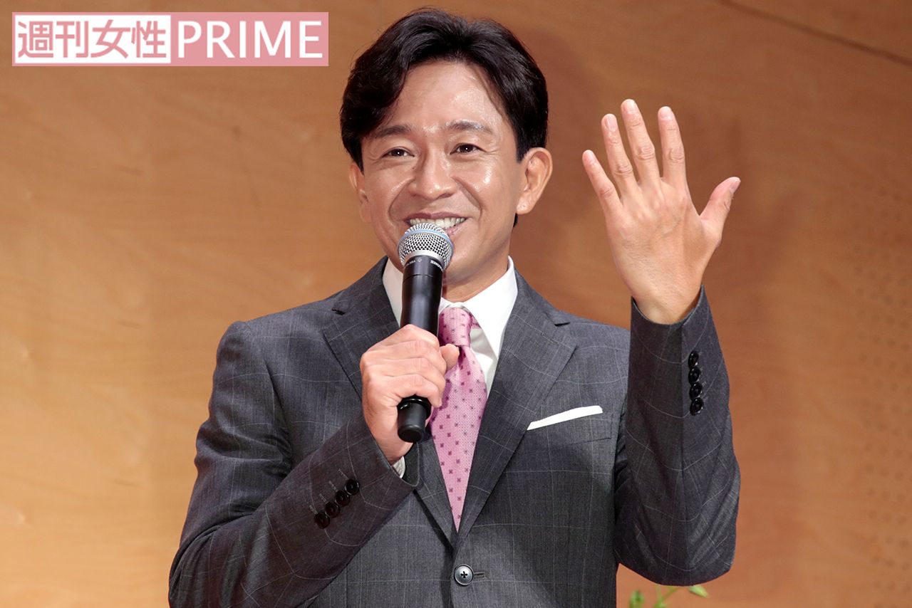 「結婚指輪はおいおい。これを買いました、と見せられるものをこれから買おうかな」と、“エア指輪”で撮影に　撮影／佐藤靖彦