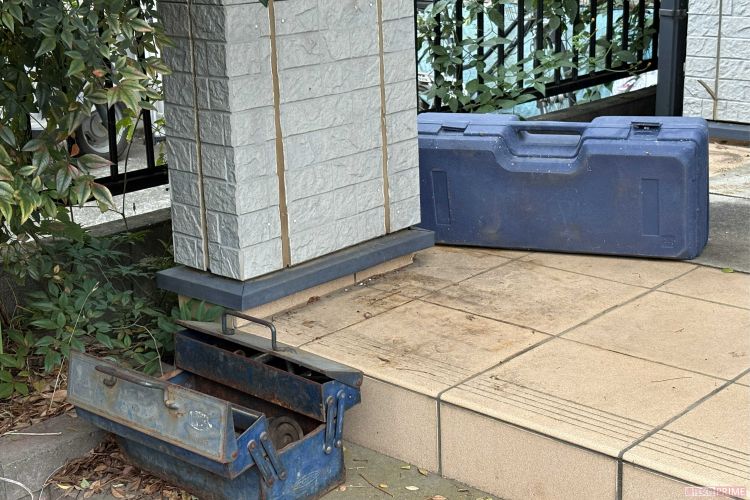 容疑者宅の玄関前には工具箱がほっぽらかしにされていた