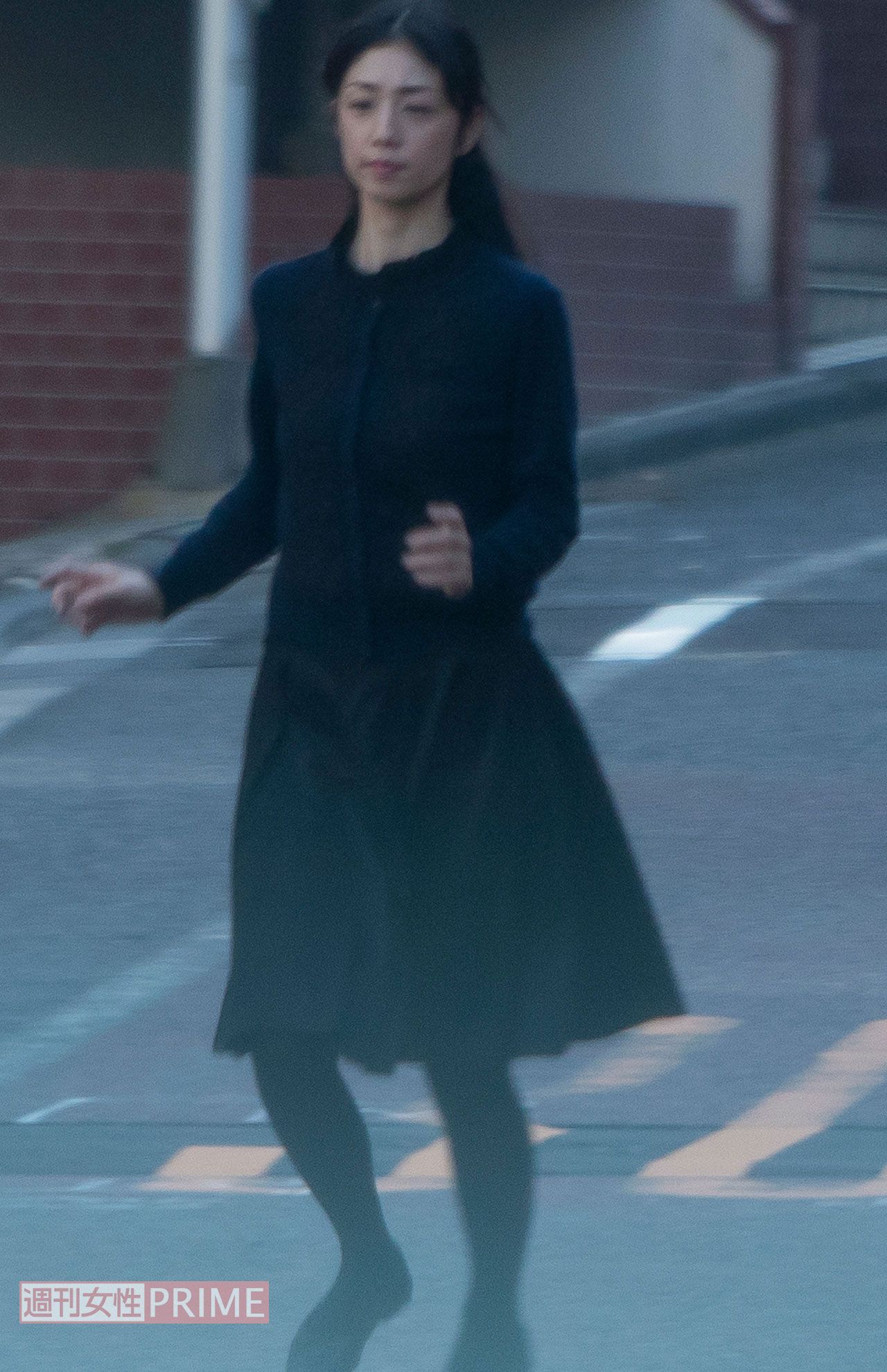 坂道を小走りで走る小倉優子