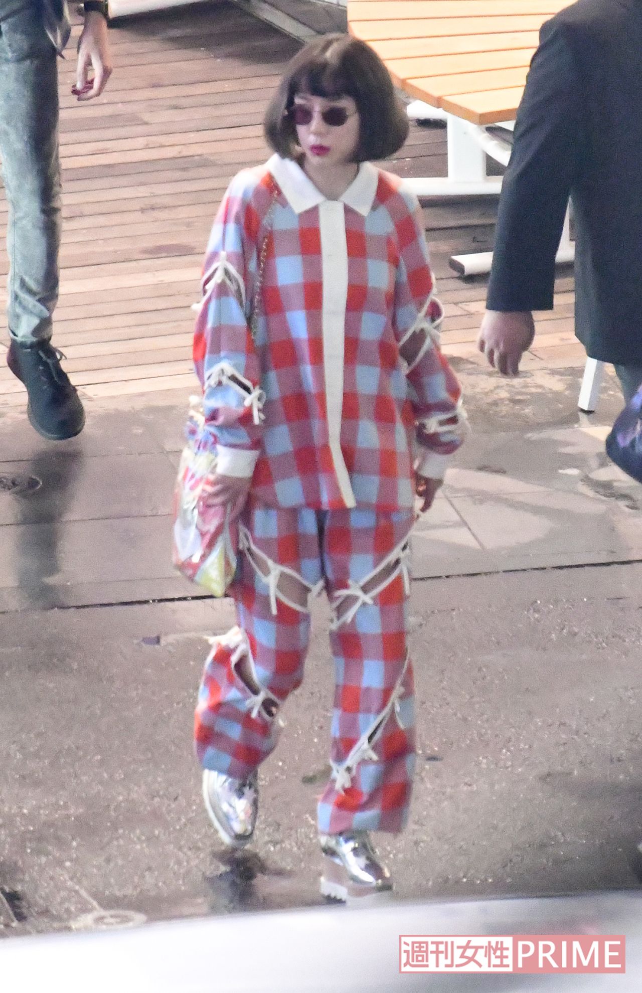 『TOKYO MER』に出演中の仲里依紗。ドラマの打ち上げで奇抜ファッションを披露