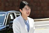 愛子さまフィーバーで〈推し活うちわは不敬か〉議論沸騰…「皇室のアイドル化批判…