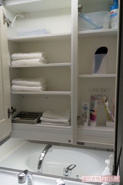 鏡の裏側には、洗面台で使うものだけを収納。洗面台にはハンドソープのみ