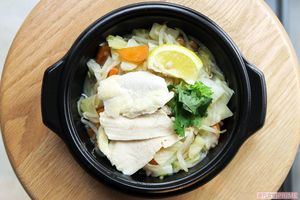 「ほぼ1日分の旬八野菜がとれるエスニックヌードル」（税込み680円）