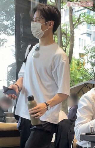 カフェを出ていくウエンツ瑛士を目撃。その手にはマイボトルが握られている