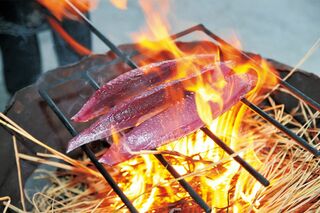 かつおは藁で焼くとうまみが増すといわれている