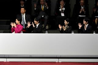 高市首相のあいさつに、手話で拍手をおくる秋篠宮ご一家