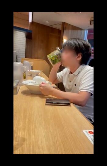 ニラのタレをすすると、容器を元の場所にそのまま戻した