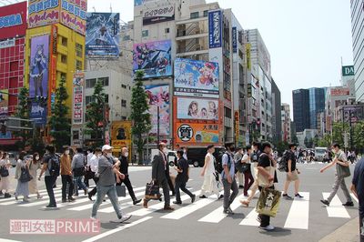 事件発生から13年を迎えた秋葉原の交差点を行き交う人々。6月8日には犠牲者を弔う献花台が設けられた