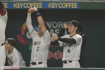 ペッパーミルパフォーマンスをする大谷選手とヌートバー選手