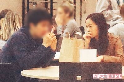 '17年9月から約9か月、英国のリーズ大学に留学された佳子さま。ご関心の深いパフォーマンスや文化などを学ぶとともに外国ならではの開放的な学生生活をご体験された。留学先では同じ日本人留学生の男性と密談を……