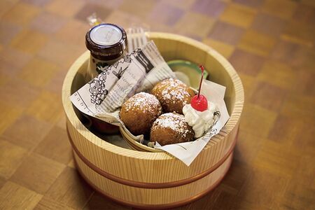 ドリンク、軽食、小さなノベルティーが入った風呂桶セット（1100円〜）。ピザトーストやオムライスも