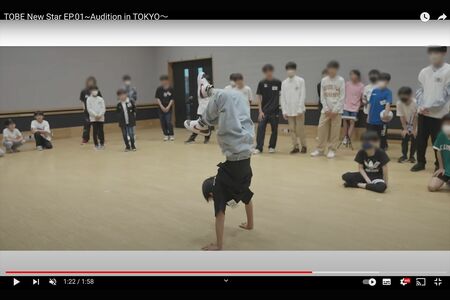 『TOBENewStarEP.01〜AuditioninTOKYO〜』での映像には逆立ちする少年が（『TOBE』公式YouTubeチャンネルより）