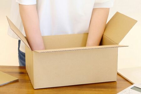 「内職は私も経験があり、段ボール1箱分シール貼りを行って1000円ほどもらえました。時給換算するとかなり安いですが」（野川さん）※写真はイメージです