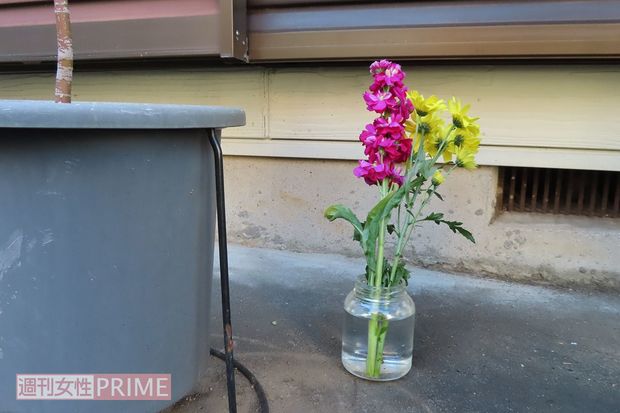 自宅前には夫婦の死を悼む花が手向けられていた
