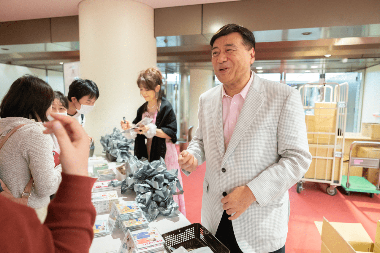 コンサート終了後には保科さんと物販コーナーに立ち、観客と気さくに話す